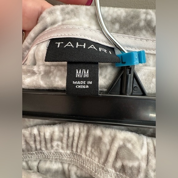 22. NWT TAHARI ANIMAL SOFT LOUNGE SET TOP IS SIZE MEDIUM AND BOTTOMS ARE LARGE - Picture 5 of 9